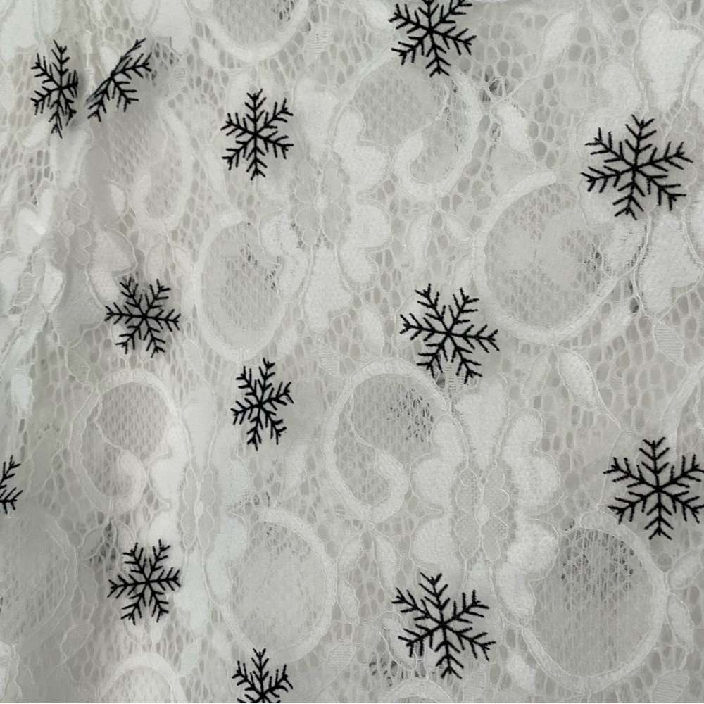 Snowflake and lace blouse - Picture 3 of 12